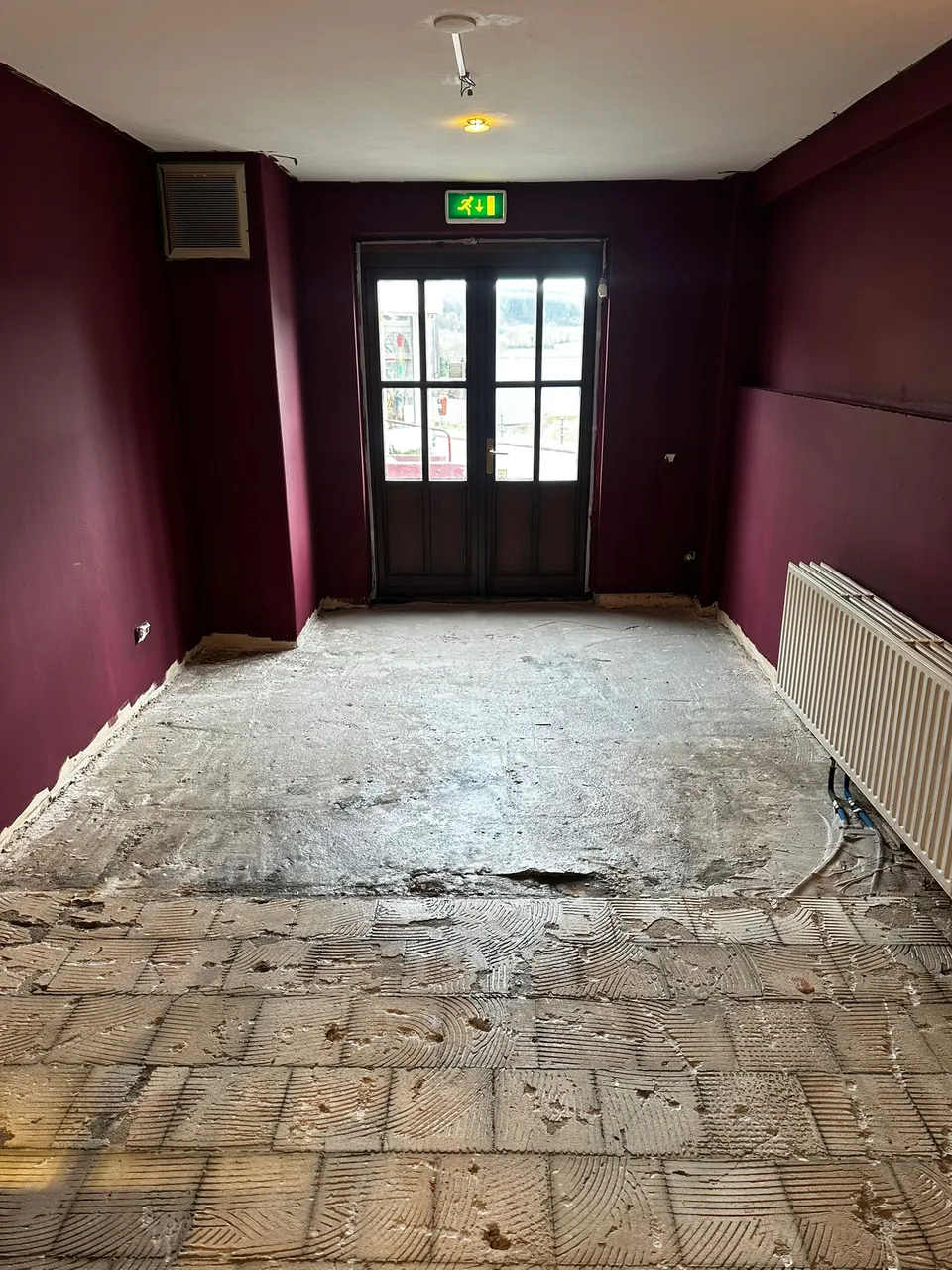Oude tegelvloer vóór het egaliseren